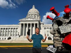 在恐惧中诞生，在抗争中觉醒